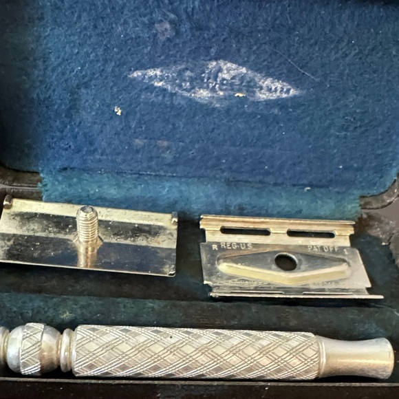 Classic Silver Safety Razor Set - Picture 2 of 3